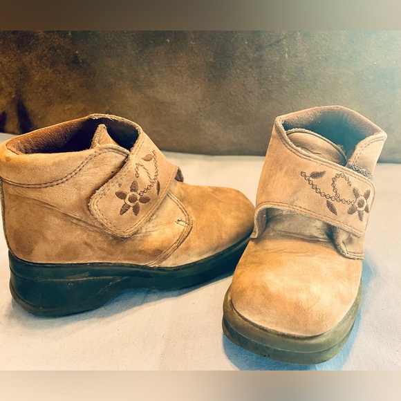 Thom McAn Other - Toddler size 9 brown boots